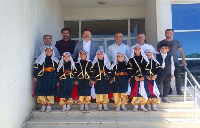 Solhan HEM’de kız öğrencilere folklor kıyafeti hediyesi