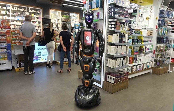 Türkiye’nin ilk yapay zekalı eczane teknisyeni robotu iş başı yaptı