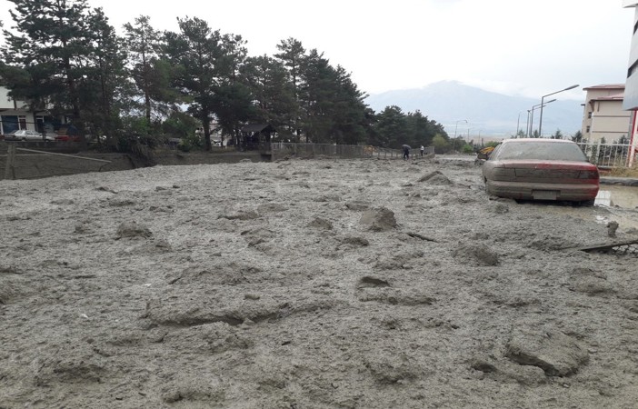 Üzümlü’de sel zarara yol açtı