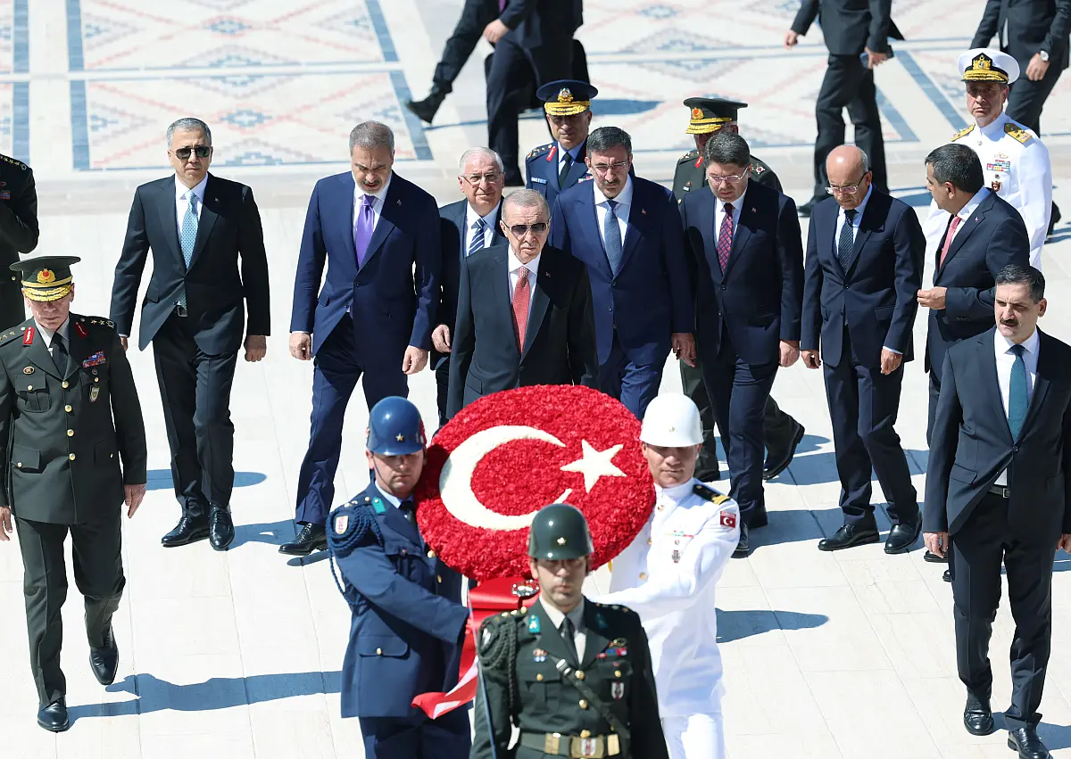 Cumhurbaşkanı Erdoğan başkanlığındaki YAŞ üyeleri Anıtkabir'i ziyaret etti