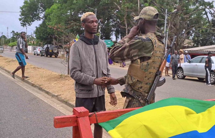 Gabon Devlet Başkanı Ondimba evinde alıkonuldu