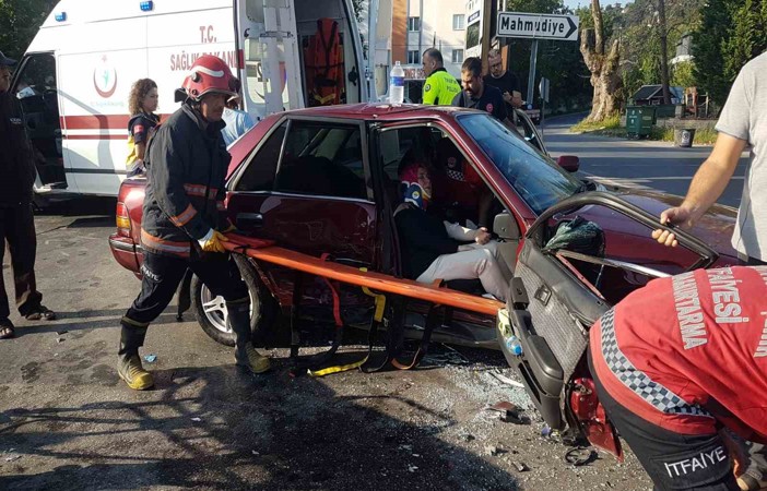 Sakarya’da iki otomobil çarpıştı: 2 yaralı