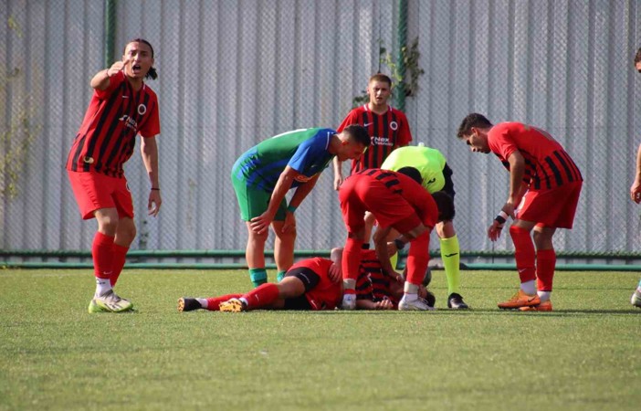 U19 maçında bilincini kaybeden futbolcu hastaneye kaldırıldı