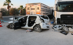 Hatay’da park halindeki tıra çarpan otomobildeki 2 kişi hayatını kaybetti