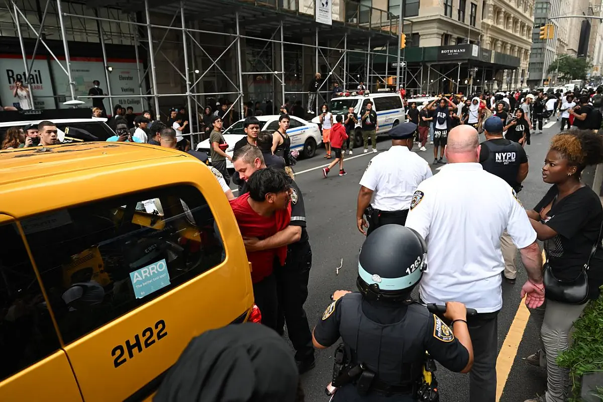 New York'ta sosyal medya fenomeninin hediye dağıtımında arbede 