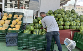 Erzurum'da manav çalışanı şiddetli rüzgarda uçtu