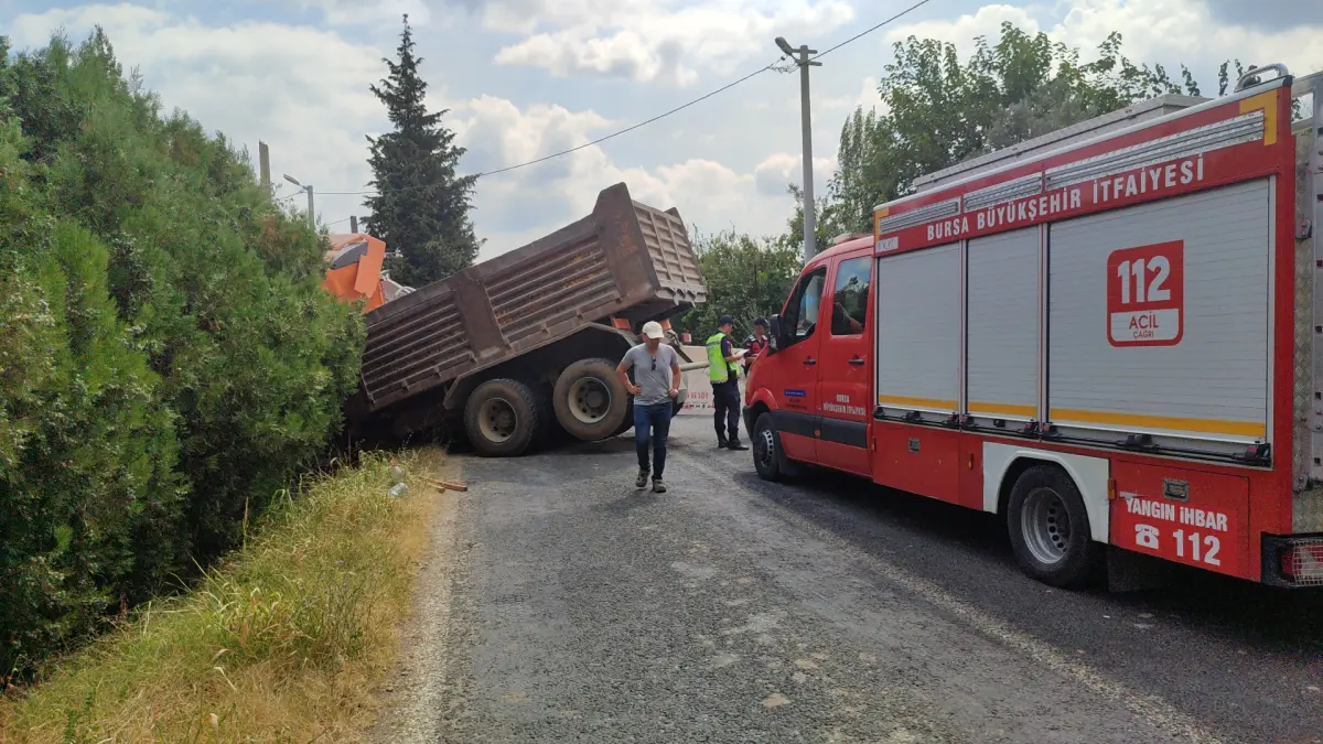 Bursa'da kamyonla tır çarpıştı, sürücüler ağır yaralandı