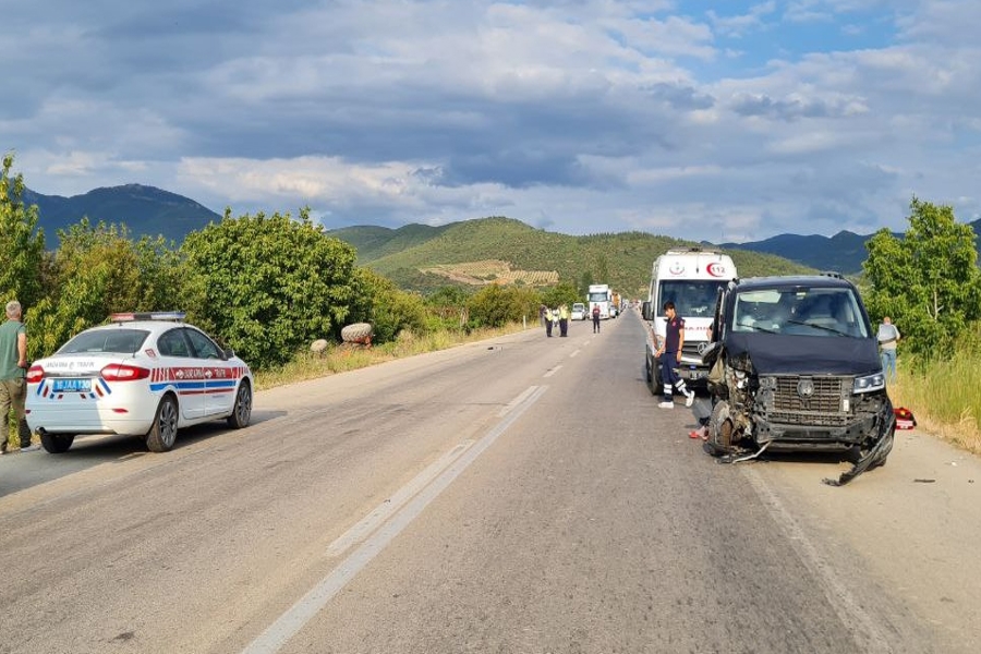 Bursa'da minibüs traktör çarpışması: 5 kişi yaralandı