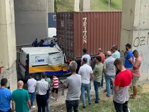 Esenyurt'ta minibüs duran tıra çarptı