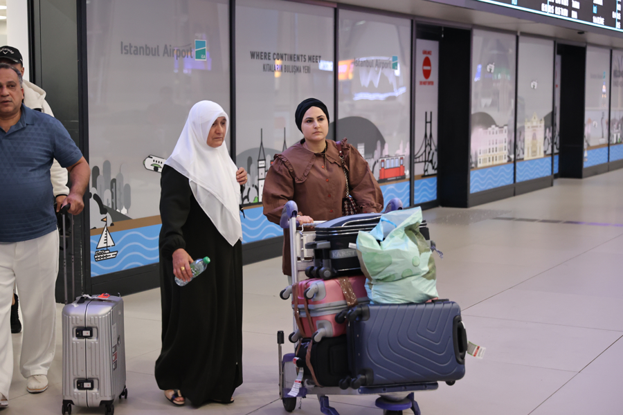 Nijer'deki Türk vatandaşları THY'nin özel seferiyle İstanbul'a geldi