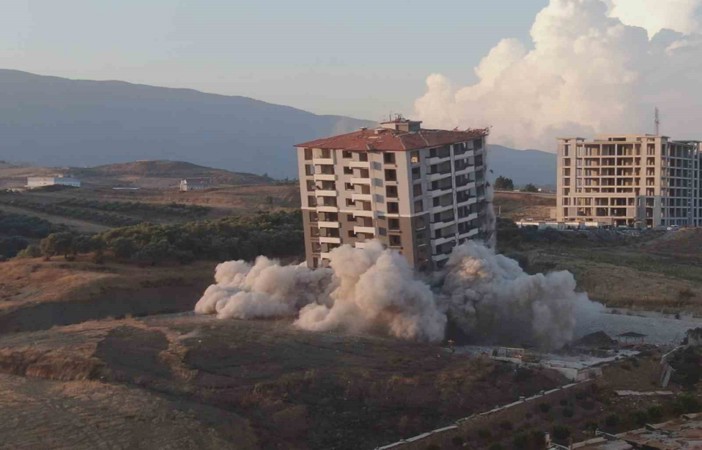 Kağıt gibi yerle bir olan 15 katlı binadan geriye borç kaldı