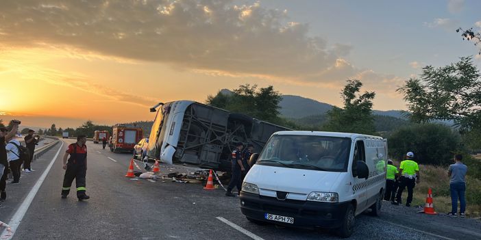 (Video) Bariyerleri yıkıp karşı şeride geçen tır otobüse çarptı