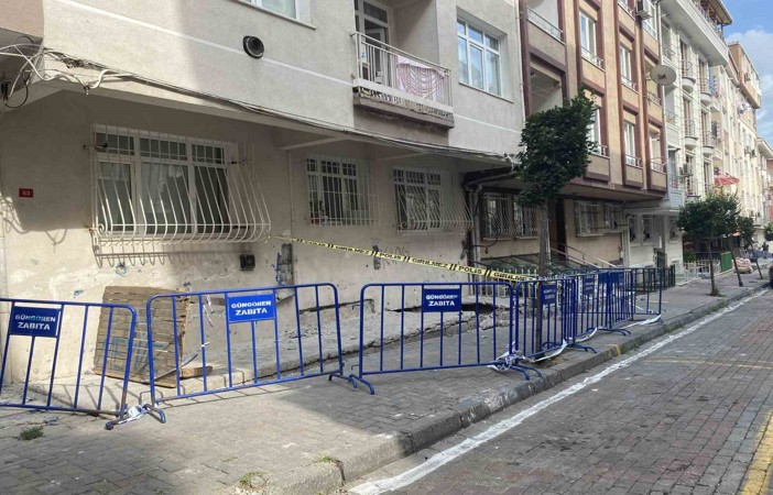 Güngören’de 5 katlı binanın zemini çöktü: 2 yaralı