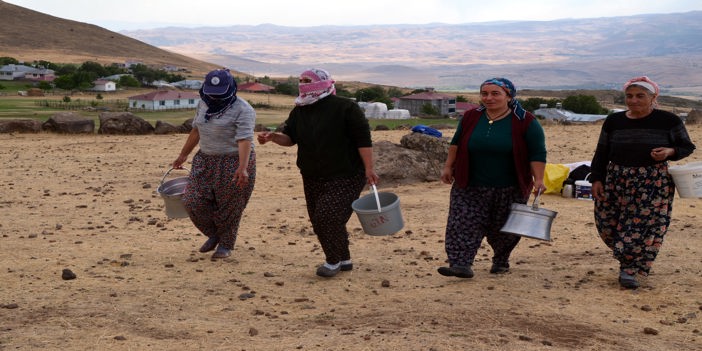 Muş kadınları yayla mesaisine devam diyor