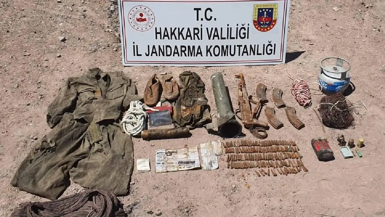 Hakkari'de mağaralarda silah ve mühimmat ele geçirildi