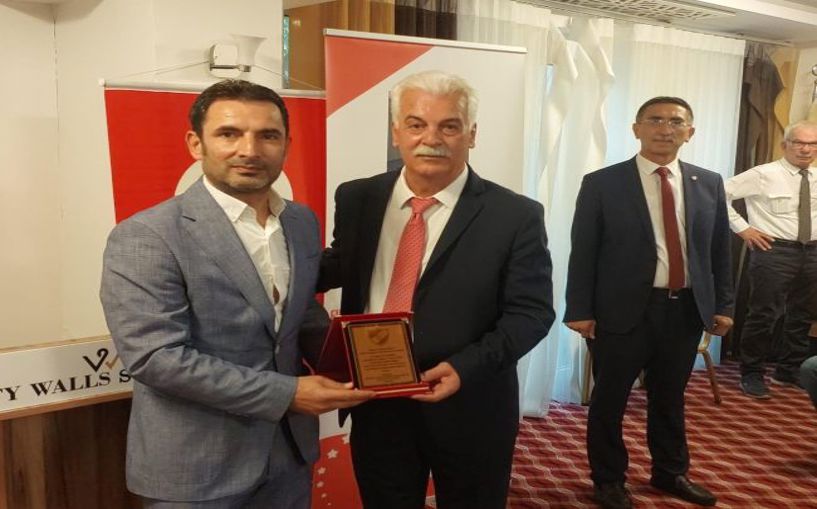 Saha komiserlerinden TRT Kurdi ve GSYD'ye plaket 