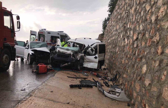 Antalya’da iki araç kafa kafaya çarpıştı: 1 ölü, 6 yaralı