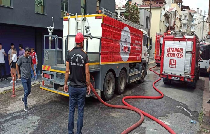 Ümraniye Belediyesi Arama Kurtarma ekipleri Ataşehir’deki iş yeri yangınına müdahale etti