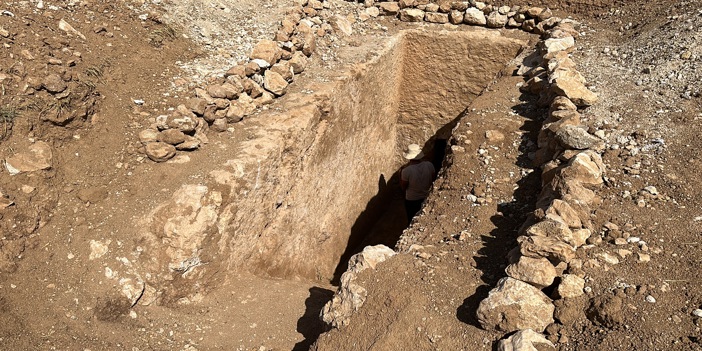 Adıyaman'da kaçak kazı yapılan yerde 1700 yıllık oda mezarları bulundu