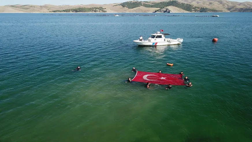 Elazığ'da itfaiye ve EKUT ekibine su altı arama kurtarma eğitimi verildi