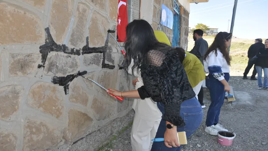 Muş'ta üniversite öğrencileri köy okullarını boyamaya devam ediyor