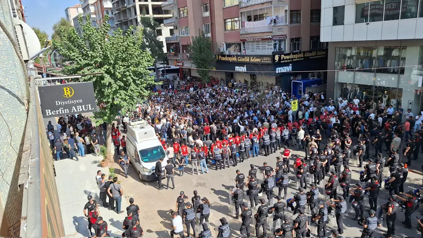 Diyarbakır'da yasaklı miting bekleyişi; Polis müdahaleye hazırlanıyor 