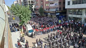 Diyarbakır'da yasaklı miting bekleyişi; Polis müdahaleye hazırlanıyor 