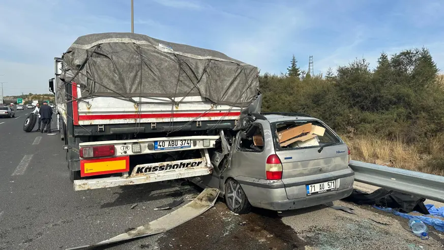 Park halindeki tıra ok gibi saplandı: 2 ölü 3 yaralı