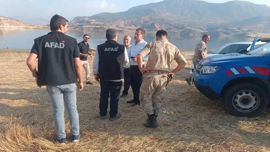 Siirt'te balık avlamaya giden grup canını zor kurtardı, araç akıntıya kapıldı