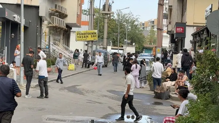 Malatya merkezli depremde Diyarbakır ve Batman’da vatandaşlar sokağa çıktı