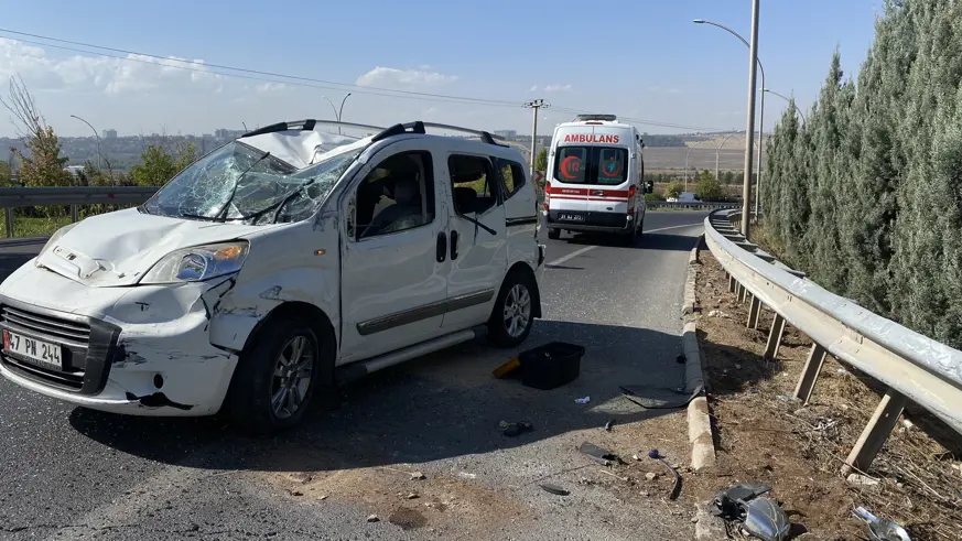 Virajı alamayan hafif ticari araç bariyere çarparak takla attı: 3 yaralı