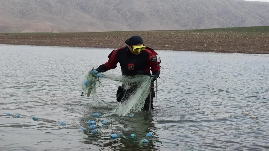 Batman’da akarsu ve göletlerden 75 kilogram atık ağ toplandı