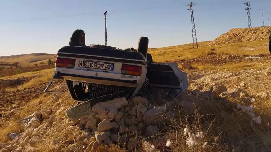 Şanlıurfa’da kontrolden çıkan otomobil şarampole devrildi; 5 yaralı 