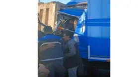 Diyarbakır'da minibüs ile hafriyat kamyonu çarpıştı: 1 yaralı