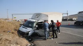 Şırnak’ta tır ile kamyonet çarpıştı, 4 yaralı; Kazı anı güvenlik kamerasına yansıdı