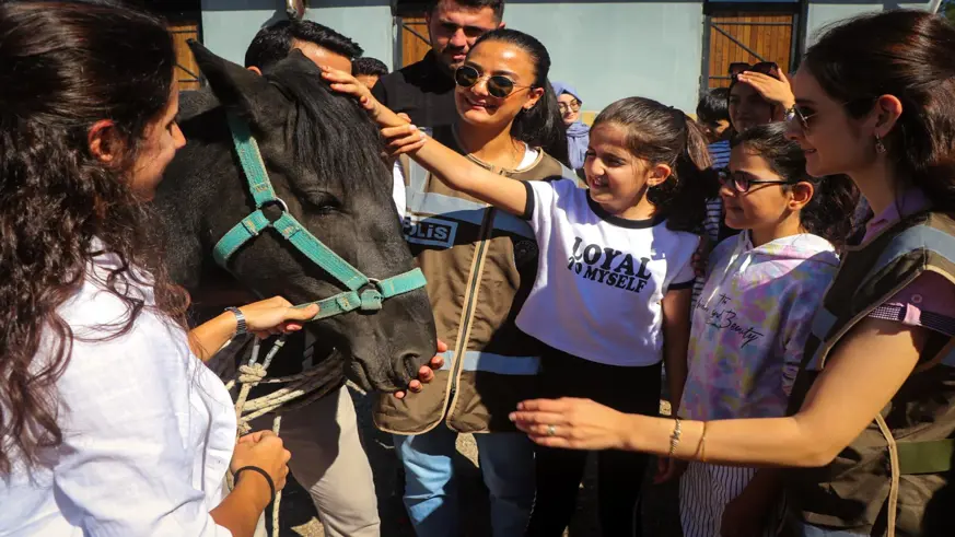 Diyarbakır Emniyeti çocuklara hayvan sevgisini anlattı