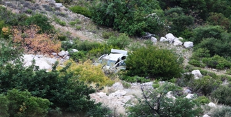 Alanya'da eşiyle tartışan kişinin uçuruma yuvarladığı otomobili kullanılamaz hale geldi