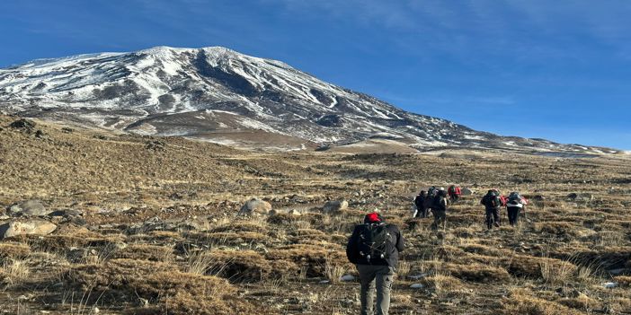 Doğa tutkunları küresel ısınmaya dikkati çekmek için Ağrı Dağı'na tırmandı