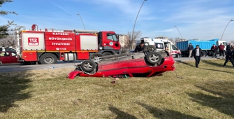 Kayseri'de devrilen otomobilin alev aldığı kazada 2 kişi yanarak yaralandı