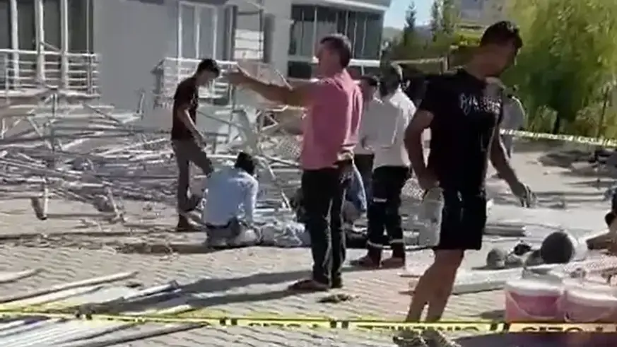 Malatya'da tadilat yapılan binada iskele çöktü: 2 ölü