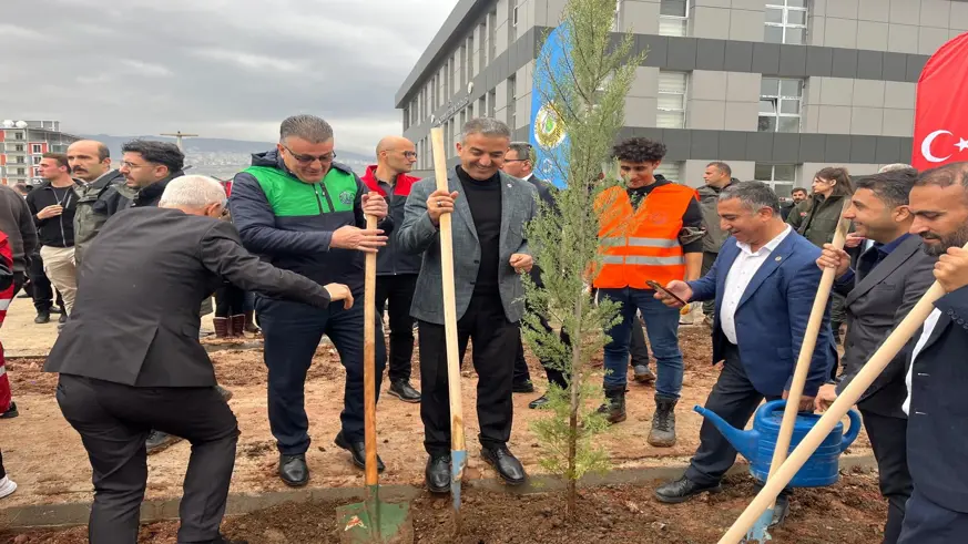 Sağlıkçılar Şırnak’ta 400 fidanı toprakla buluşturdu