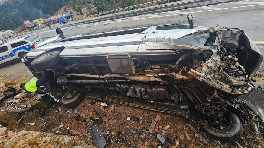 Antalya'da yolcu minibüsü devrildi: 9 yaralı