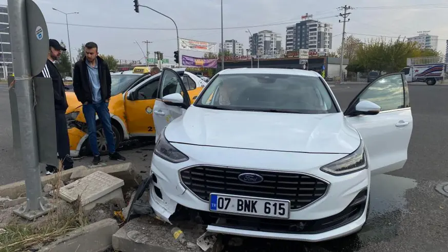 Diyarbakır’da otomobiller çarpıştı: 1 yaralı