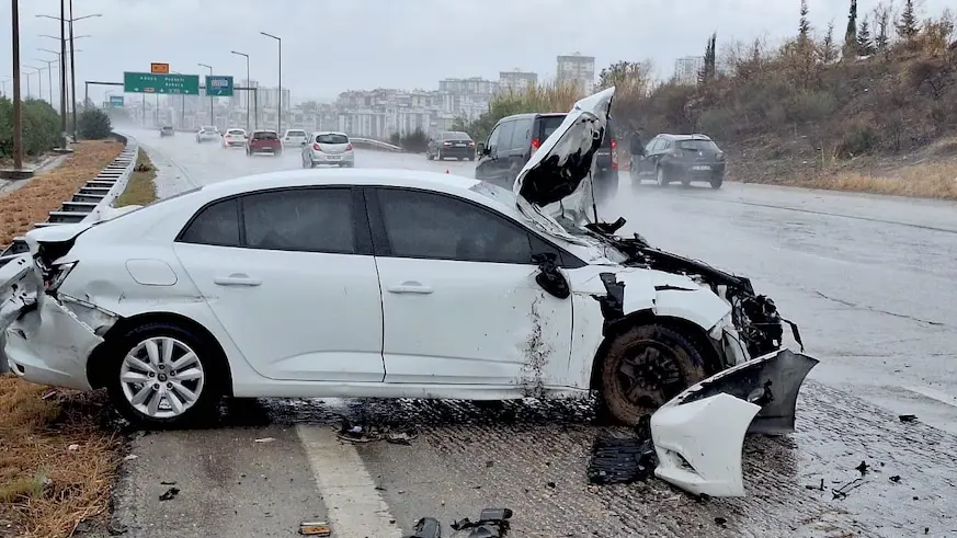 Mersin'de bariyere çarpan otomobildeki 4 kişi yaralandı