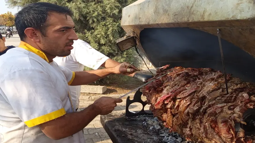 Ciğer kenti Diyarbakır'da cağ kebabı ustası ve lisanslı arıcı, fuarda ürünlerini sergiledi