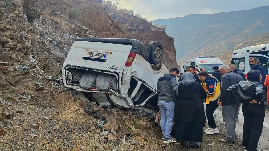 Çukurca’da minibüs takla attı: 11 yaralı