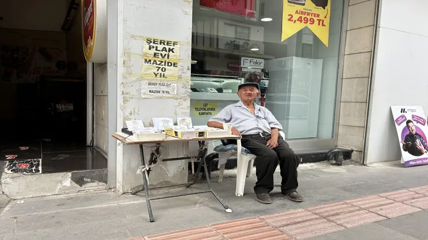 90 yaşındaki adam, Diyarbakır ve Şanlıurfa'ya 70 yıldır plak ve CD satarak mesai yapıyor