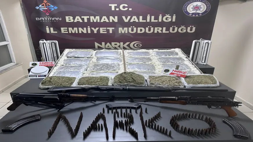 Batman'da 3 adreste yapılan aramada yüklü miktarda uyuşturucu ve mühimmat ele geçirildi: 4 kişi tutuklandı