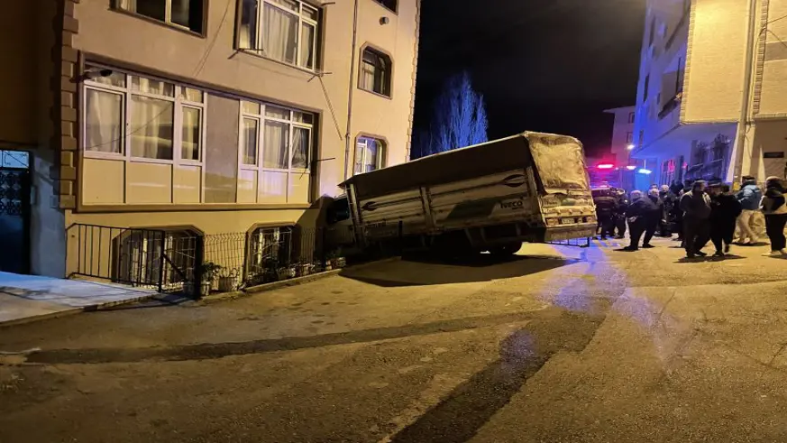 Bursa'da kuvvetli fırtınada sürüklenen kamyonet, araçlara ve eve çarptı