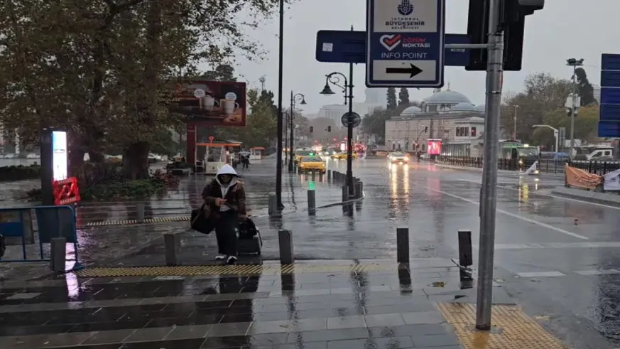 İstanbul’da etkili olan yağış vatandaşlara zor anlar yaşattı